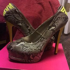 Snake skinned pumps